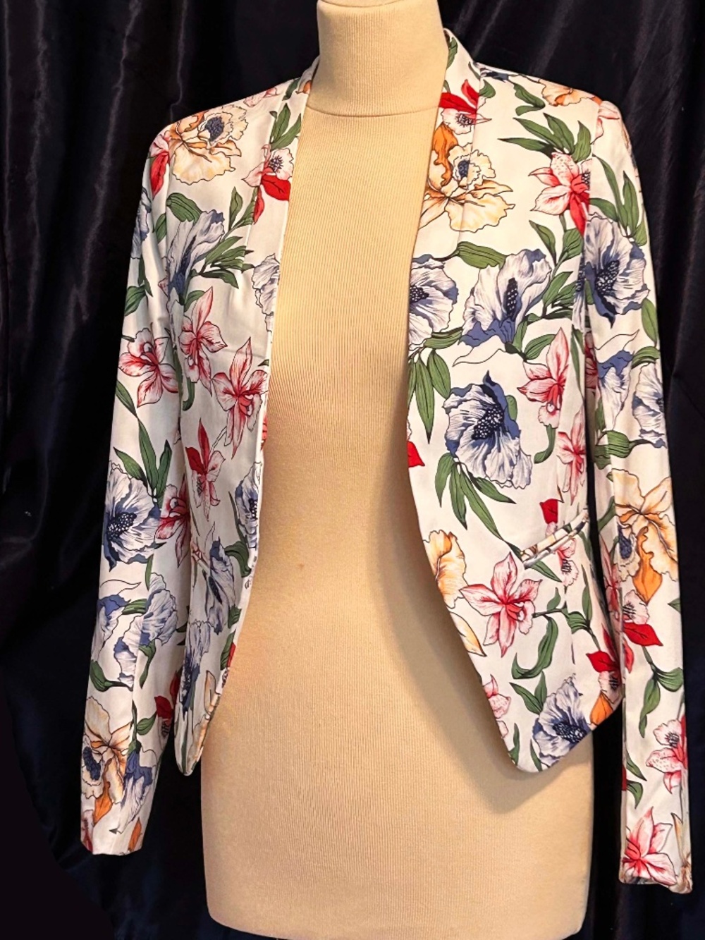 JACKET, HIP LENGTH, WHITE WITH FLORAL MULTICOLOUR, SIZE S, OPEN FRONT, NO COLLAR